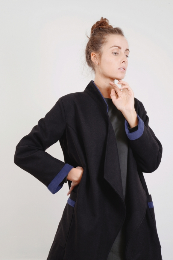 manteau_kimoni_mira_1 Manteau, caban, kimono, noir, laine, hiver, winter, couture, made in france, dressing, mode, bleu, overzise, long